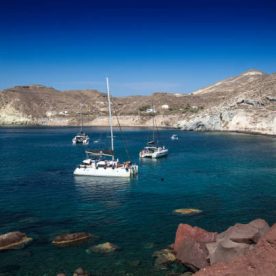 Catamaran moored in front of Red Beach, Kókkini Ámmos near Akrotíri, Santorini, Cyclades, Greek Islands, Greece, Europe